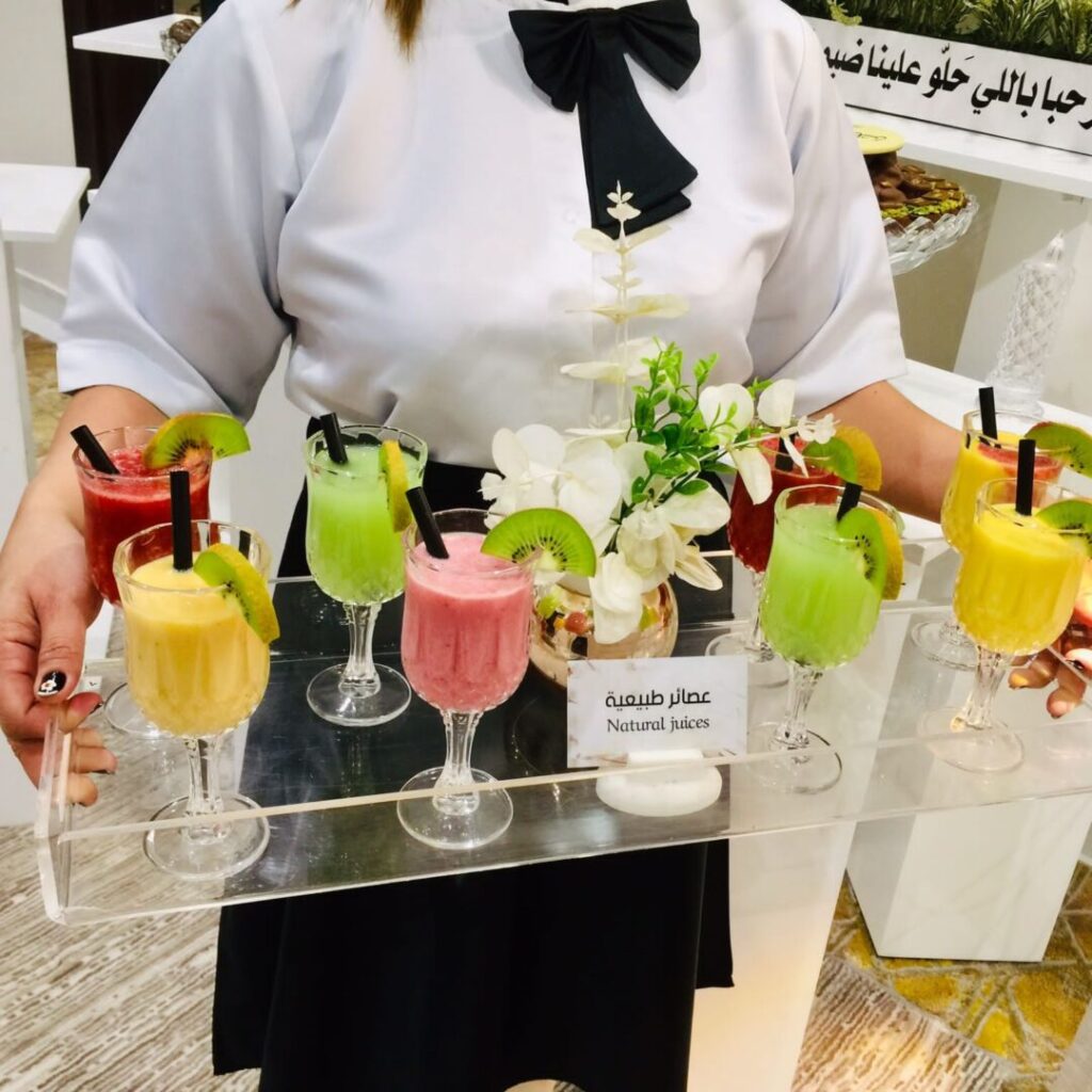 فلبينيات للاستقبال في مناسبة بالكويت بزي رسمي وترحيب بالضيوف