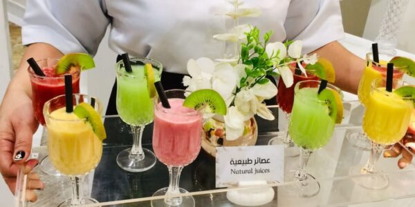فلبينيات للاستقبال في مناسبة بالكويت بزي رسمي وترحيب بالضيوف