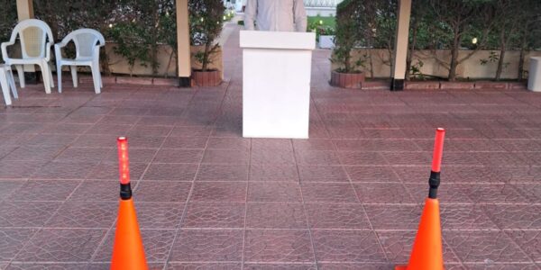 طاقم باركن سيارات ينظم مواقف الحضور في مناسبة خاصة في الكويت
