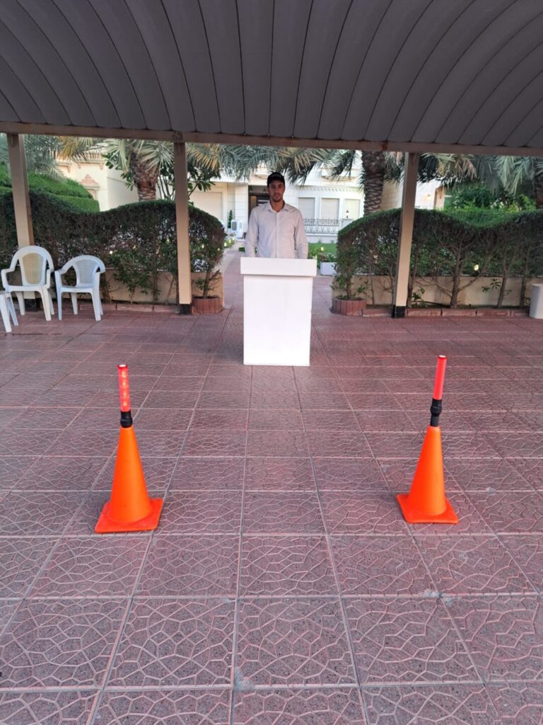 طاقم باركن سيارات ينظم مواقف الحضور في مناسبة خاصة في الكويت